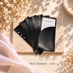 https://prettythings.dk/wp-content/uploads/2026/03/Skraa-lommer-sort.png