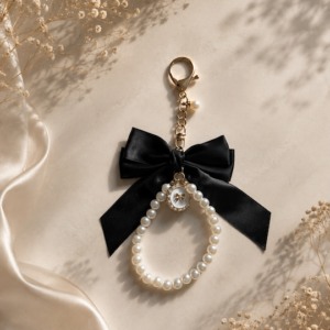 https://prettythings.dk/wp-content/uploads/2026/08/Charm-1-sort-sloejfe.png