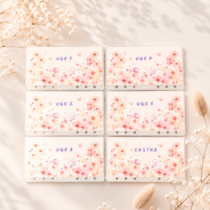 https://prettythings.dk/wp-content/uploads/2026/08/Kuvert-ugekuvert-med-blomster.png