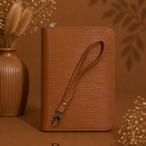 https://prettythings.dk/wp-content/uploads/2026/08/Saffaino-A6-pung.-brown.png