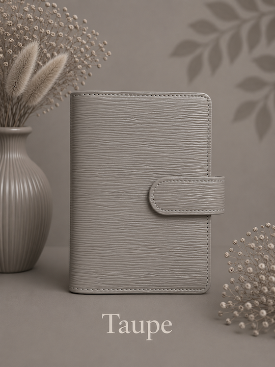 https://prettythings.dk/wp-content/uploads/2026/08/Saffaino-A6-taupe.png