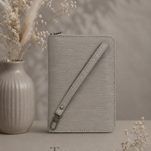 https://prettythings.dk/wp-content/uploads/2026/08/Saffaino-A7-pung-taupe.png