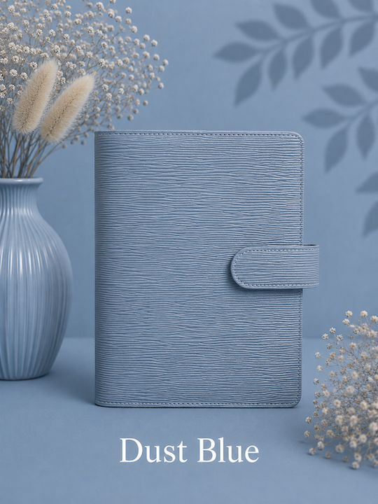 https://prettythings.dk/wp-content/uploads/2026/08/Saffaino-a5-.-dust-blue.png