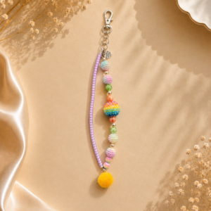 https://prettythings.dk/wp-content/uploads/2026/09/Charm-regnbue-kugle-gul-pompom.png